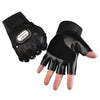 Schwarze taktische Fahrradhandschuhe mit halben Fingern auf einer Hand.