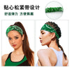 Bandeau bohème à motif paisley vert porté par une femme, montrant le design et l'ajustement.