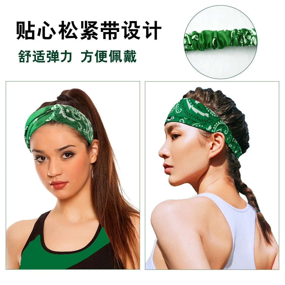 Bandeau bohème à motif paisley vert porté par une femme, montrant le design et l'ajustement.