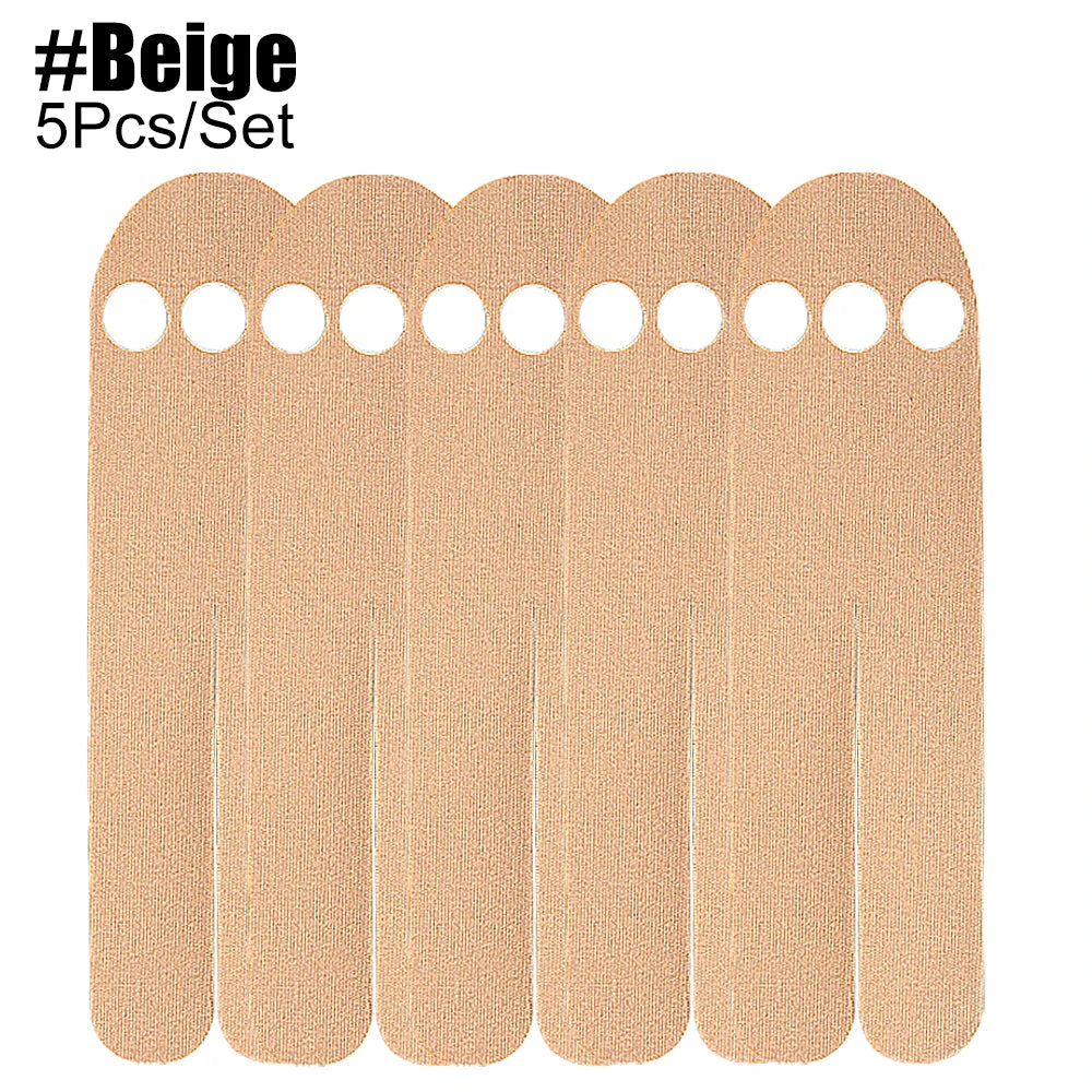 Ein Set von fünf beige Kinesiotap-Bändern nebeneinander.