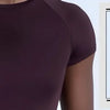 Dunkelviolettes, einteiliges Strick-Gym-Tanktop mit kurzen Ärmeln auf einem Model.