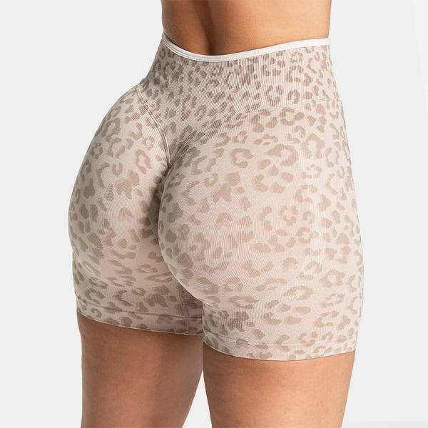 Shorts de yoga sin costuras de estampado leopardo beige claro usados por una modelo.