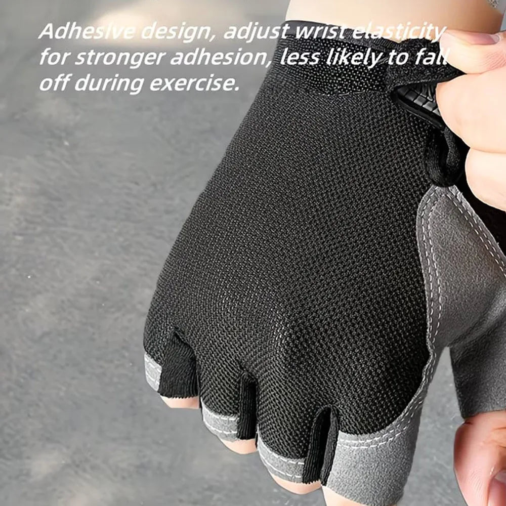 Guantes de ciclismo de media y dedo negro con diseño adhesivo puestos en una mano.