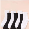 Collection de chaussettes en tricot blanc et noir mi-mollet présentées sur un fond clair.