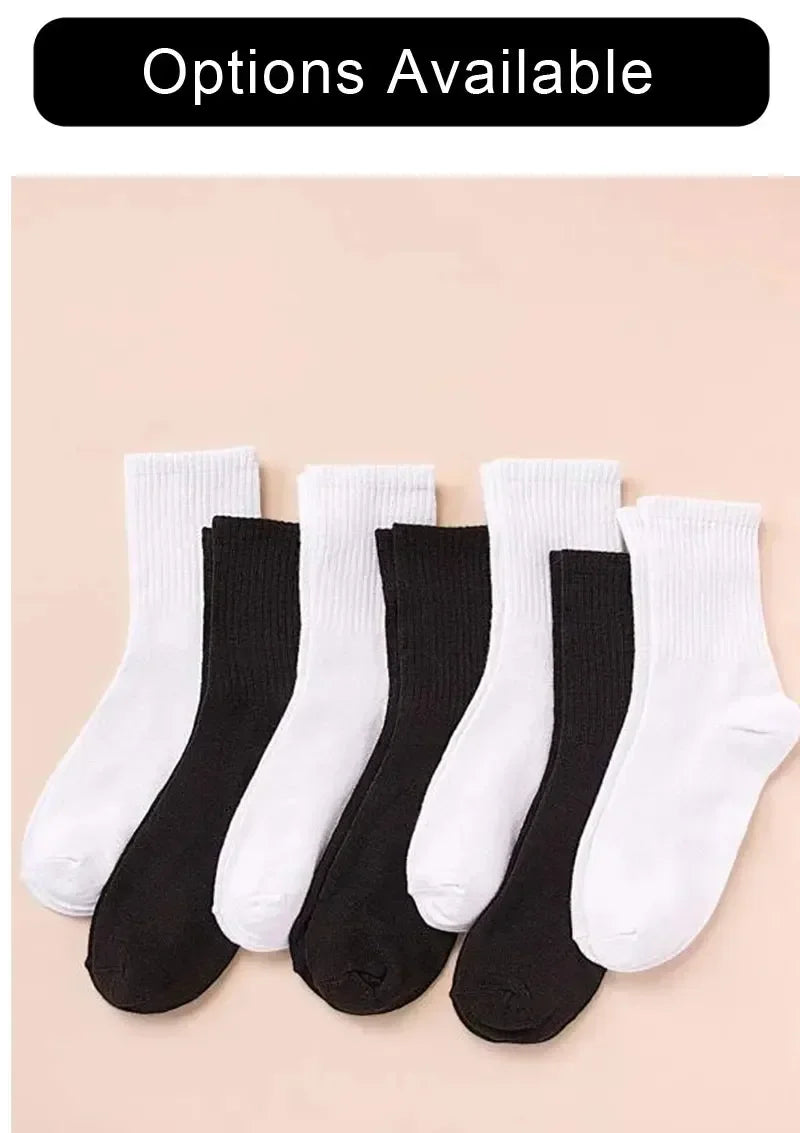 Collection de chaussettes en tricot blanc et noir mi-mollet présentées sur un fond clair.