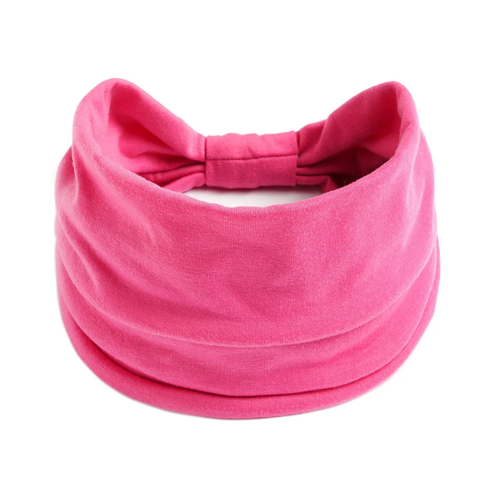 Foulard en coton bohème rose noué en nœud, montré à plat.