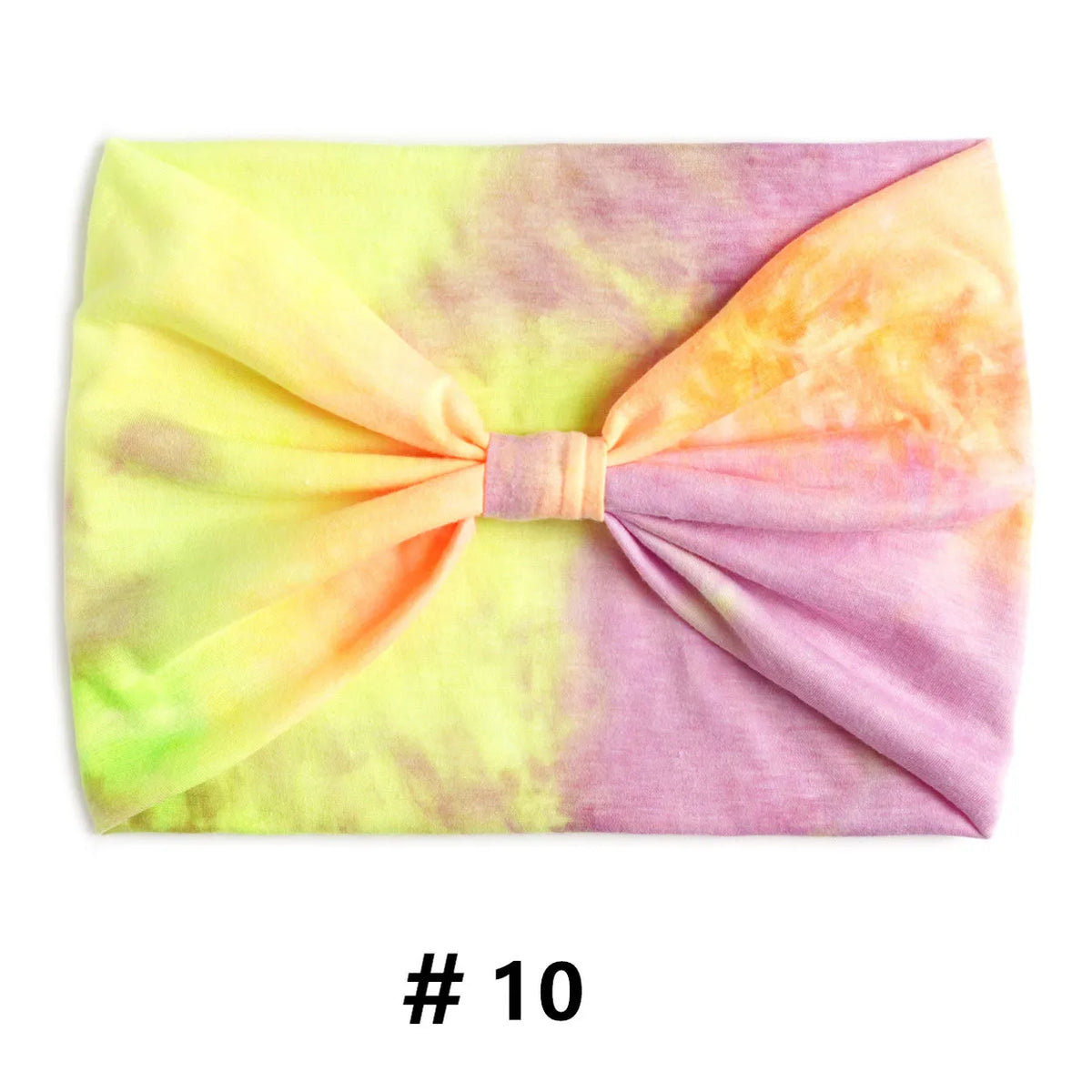 Un bandeau en coton tie-dye rose et jaune noué en nœud.