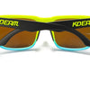 Eine Sonnenbrille mit gelstem Rahmen, dunklen Gläsern und schwarzen Schläfen.