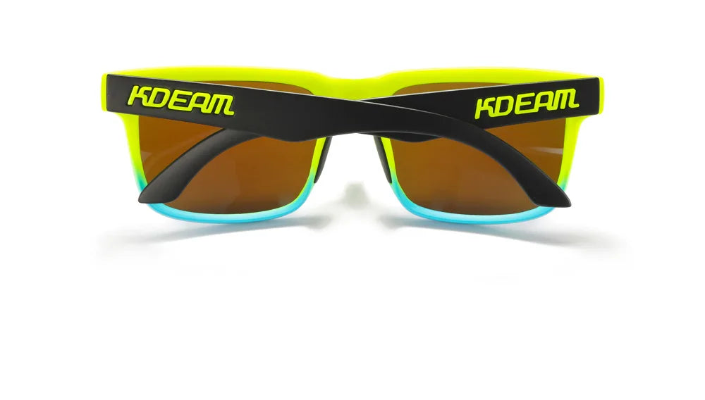 Eine Sonnenbrille mit gelstem Rahmen, dunklen Gläsern und schwarzen Schläfen.