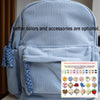Hellblaue Cordhosen-Rucksack mit optionalen Brieffarben und Accessoires auf dem Rücken einer Person.