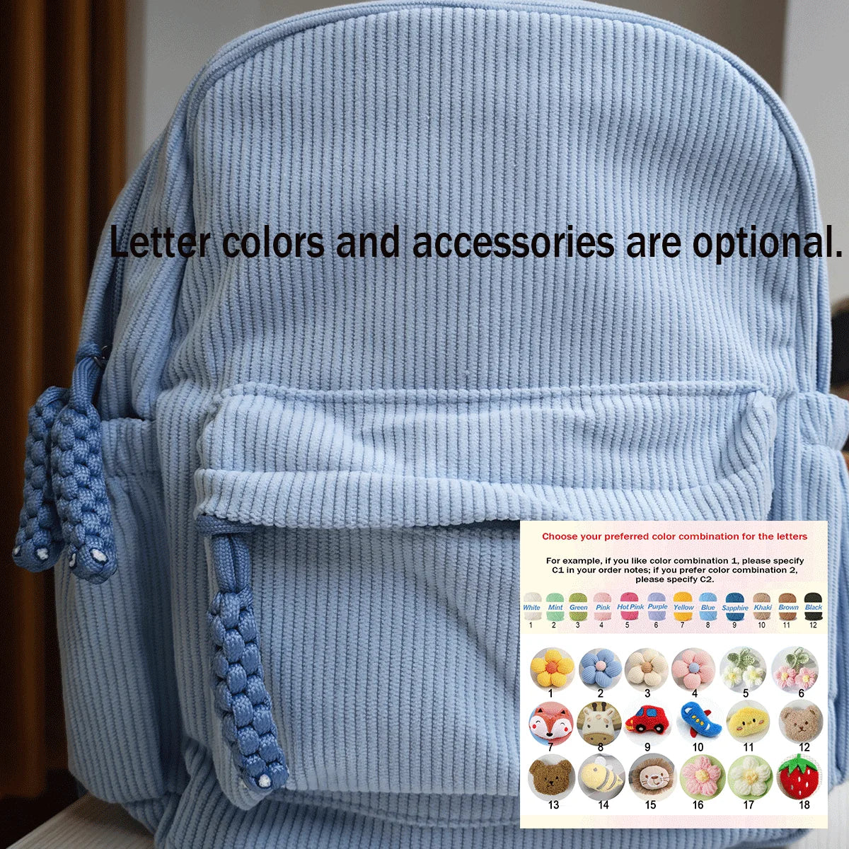 Hellblaue Cordhosen-Rucksack mit optionalen Brieffarben und Accessoires auf dem Rücken einer Person.