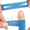 Cinta kinesiológica azul aplicada a una articulación de dedo para soporte y rehabilitación.