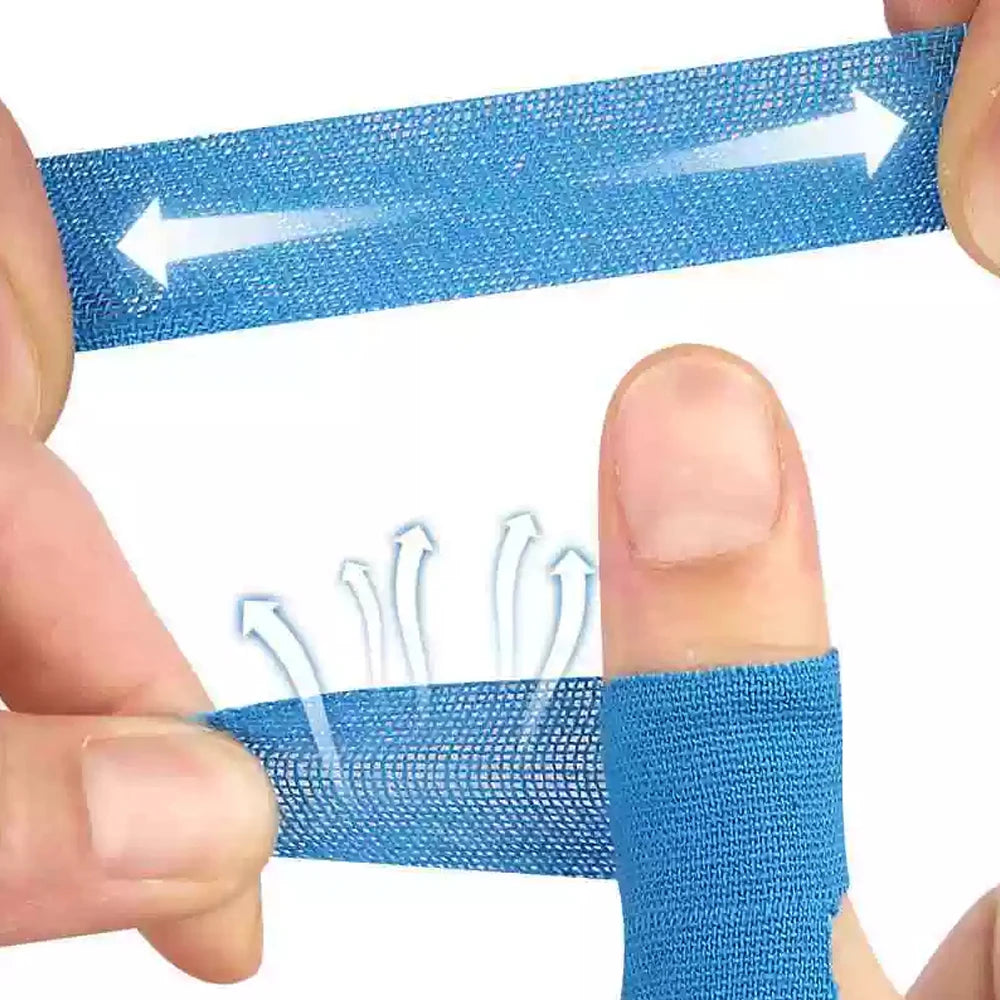 Cinta kinesiológica azul aplicada a una articulación de dedo para soporte y rehabilitación.