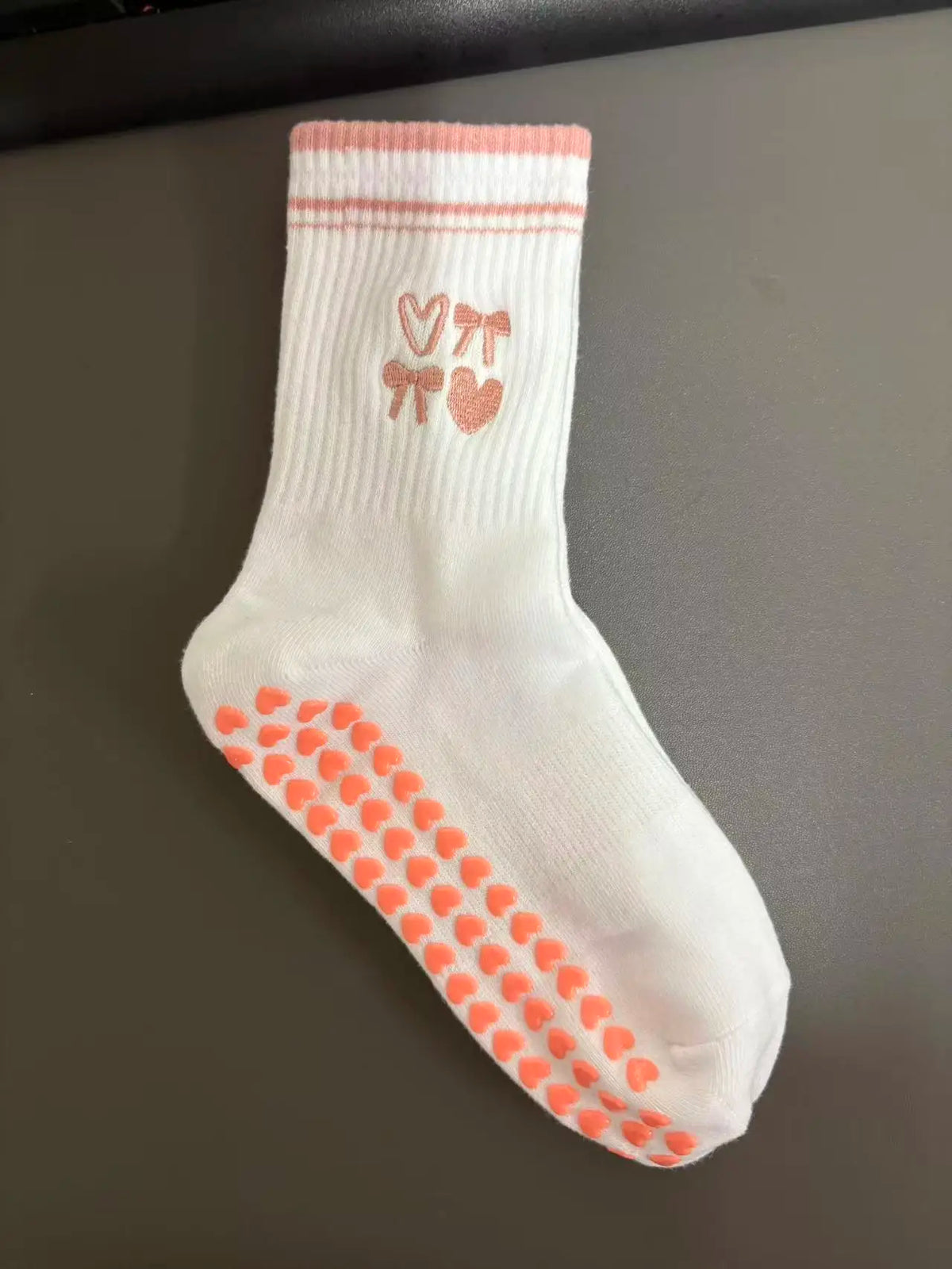 Weiße Strick-Yoga- und Fitnesssocken mit rosa Herzstickerei und orangen Polka-Punkten