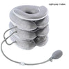 Tres tubos grises claros de un collar ininflable ajustable de tracción cervical con manguera flexible.