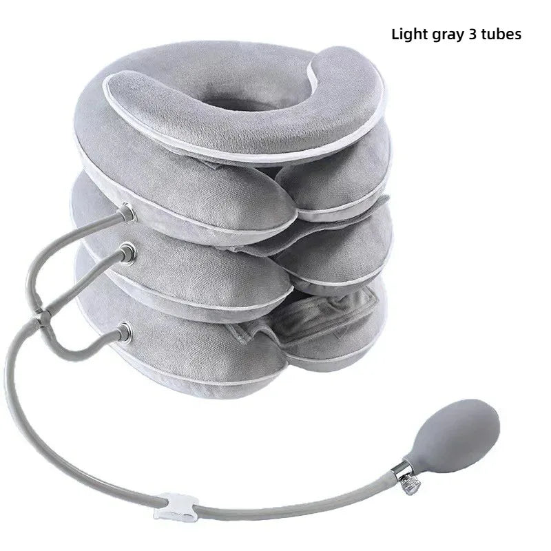 Tres tubos grises claros de un collar ininflable ajustable de tracción cervical con manguera flexible.