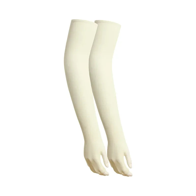 Ein Paar hellbeige Kühl-Armschläuche für Sport und Outdoor-Aktivitäten.