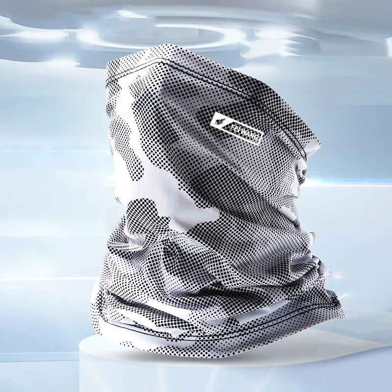 Une paire de manches de refroidissement à motifs noir et blanc, exposées sur un fond bleu clair.