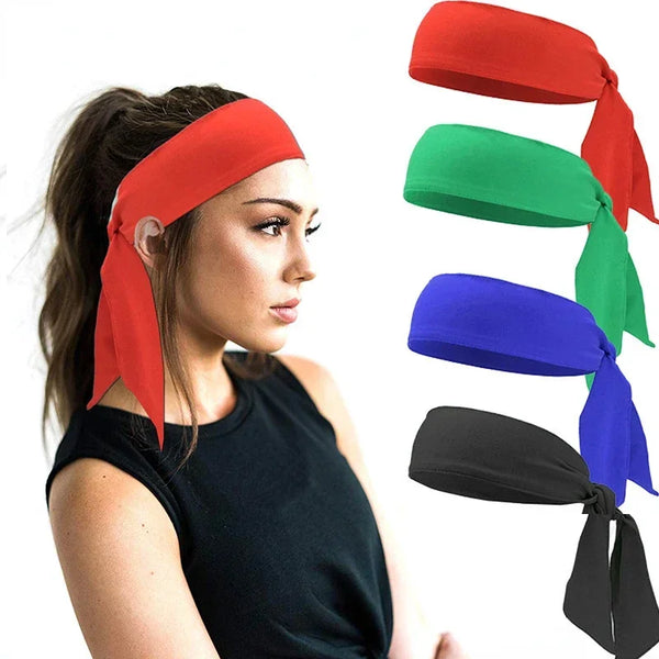 Une femme portant un bandeau de sport rouge avec des liens en tissu vert, bleu et noir.
