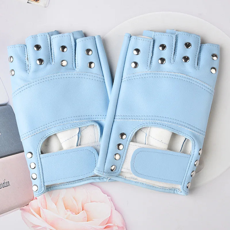 Hellblaue Damen-Performancehandschuhe mit silbernen Nieten auf weißem Untergrund.