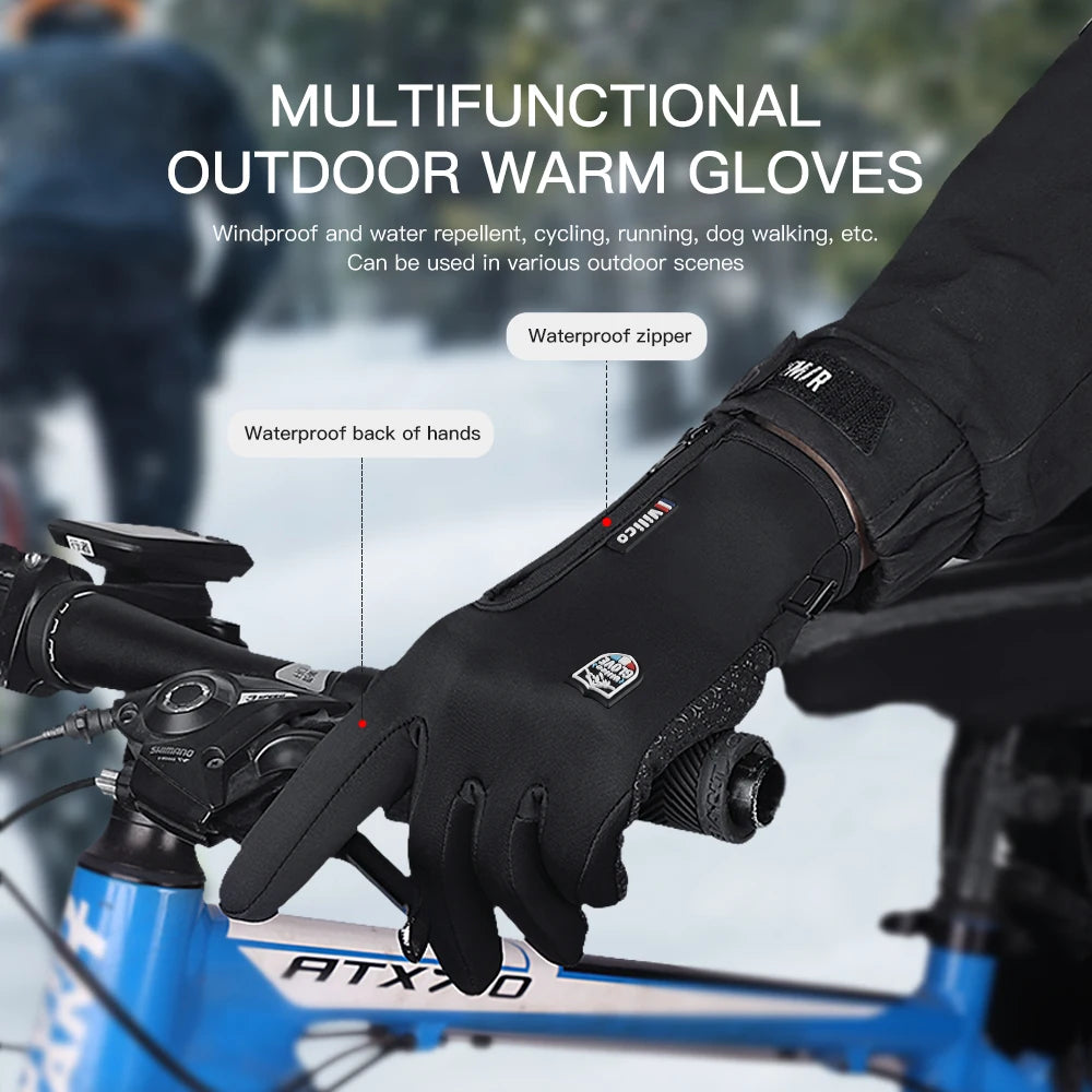 Gros plan d'une main portant des gants d'extérieur multifonctionnels et chauds pendant qu'elle fait du vélo.