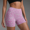 Un mannequin porte des shorts de yoga taille haute à imprimé léopard rose.