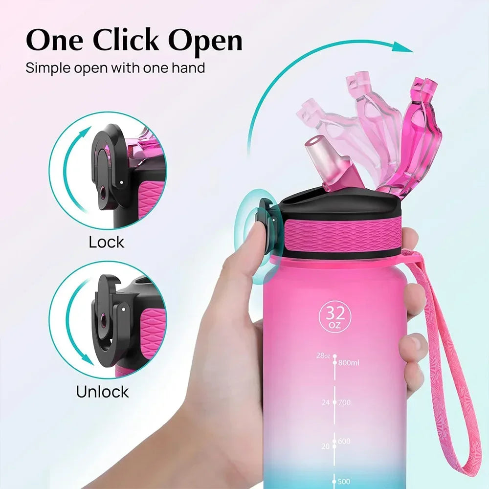 Eine Hand öffnet und schließt eine isolierte Sportflasche mit Strohhalmverschluss, die eine Ein-Klick-Bedienung demonstriert.