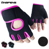 Gants de sport noirs avec accents roses montrés sur une main, ainsi que les composants individuels du gant.