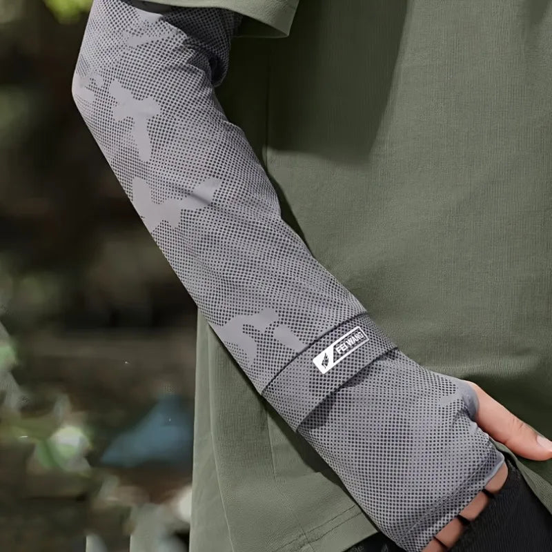 Gros plan d'une personne portant des manches de protection UPF 50+ grises à motifs sous une veste vert olive.