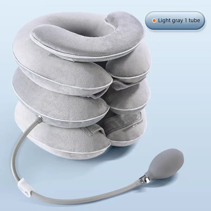 Una pila de collarines inflables grises claros y un tubo gris claro separado.