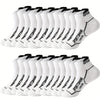 Un paquete de calcetines deportivos blancos para hombre, transpirables, exhibidos en fila.