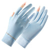 Guantes de ciclismo azules claros para protección solar, mostrados en una mano.