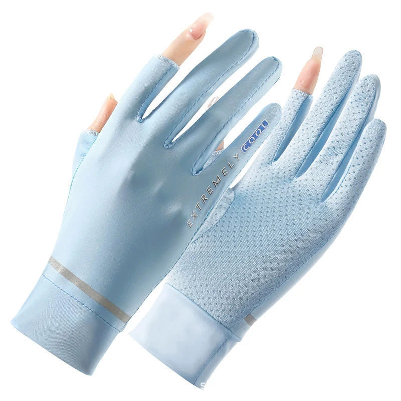 Guantes de ciclismo azules claros para protección solar, mostrados en una mano.