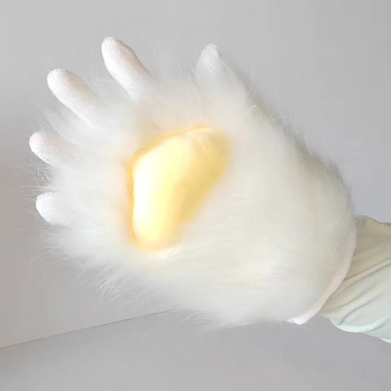 Gants à pattes de chat en peluche blanche avec une patte jaune sur fond gris clair