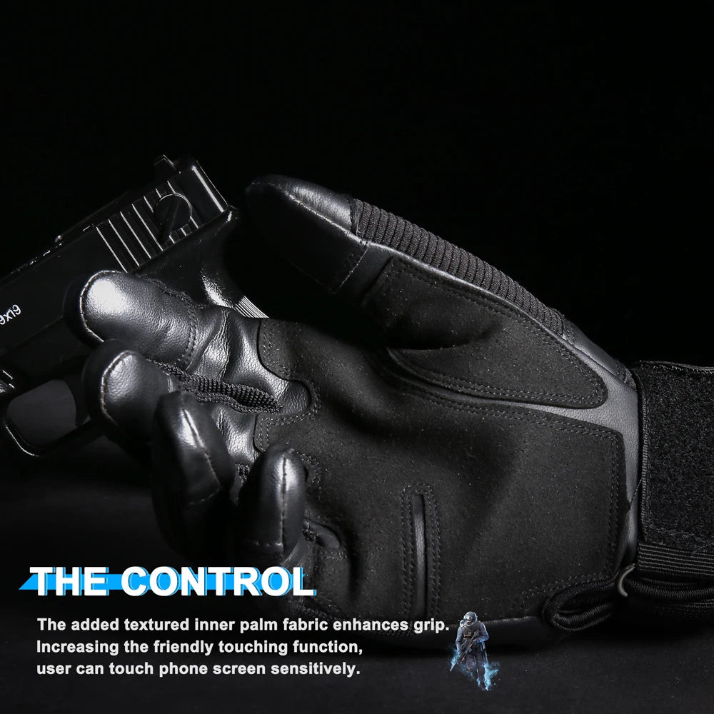 Eine Hand trägt schwarze taktische Handschuhe, die die strukturierte Innenseite der Handfläche zur verbesserten Griffigkeit d