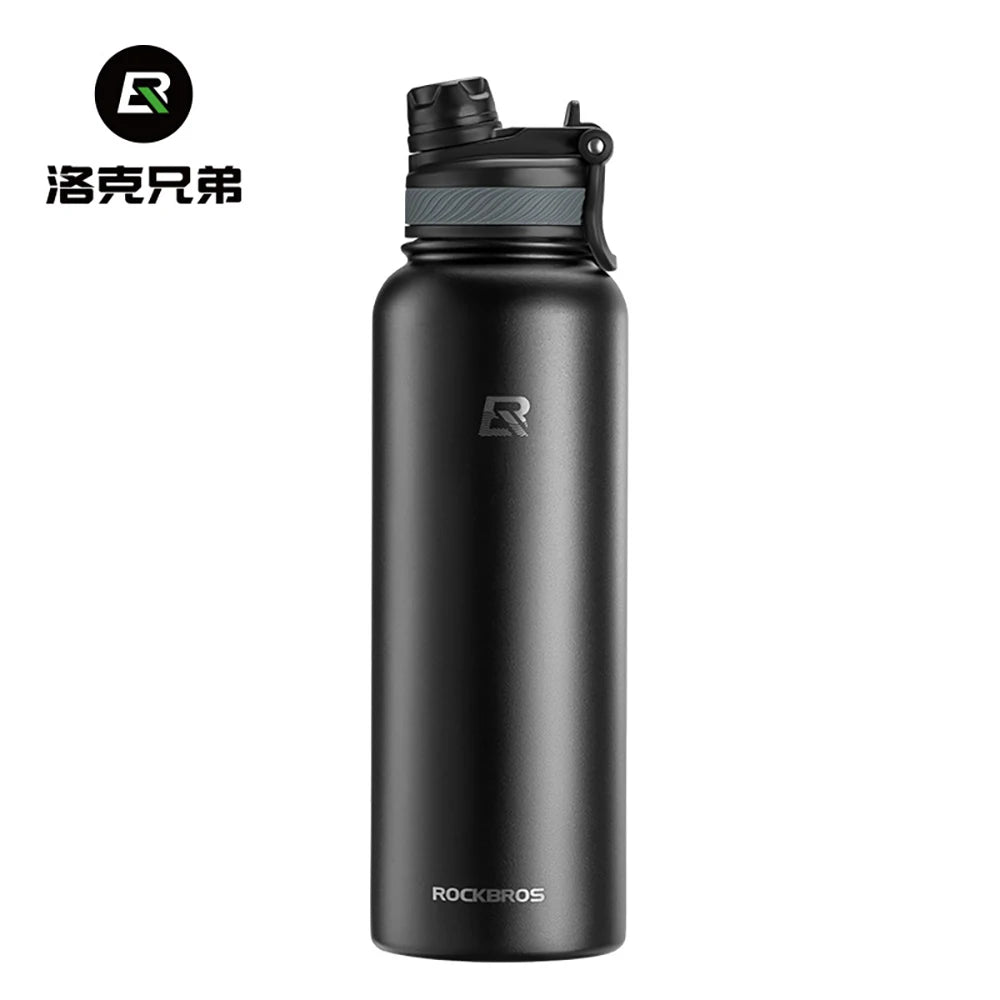 Termo de acero inoxidable aislado negro con tapa negra y detalles plateados.