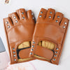 Ein Paar brauner, genieteter Leder-Performance-Handschuhe auf einer weißen Platte.