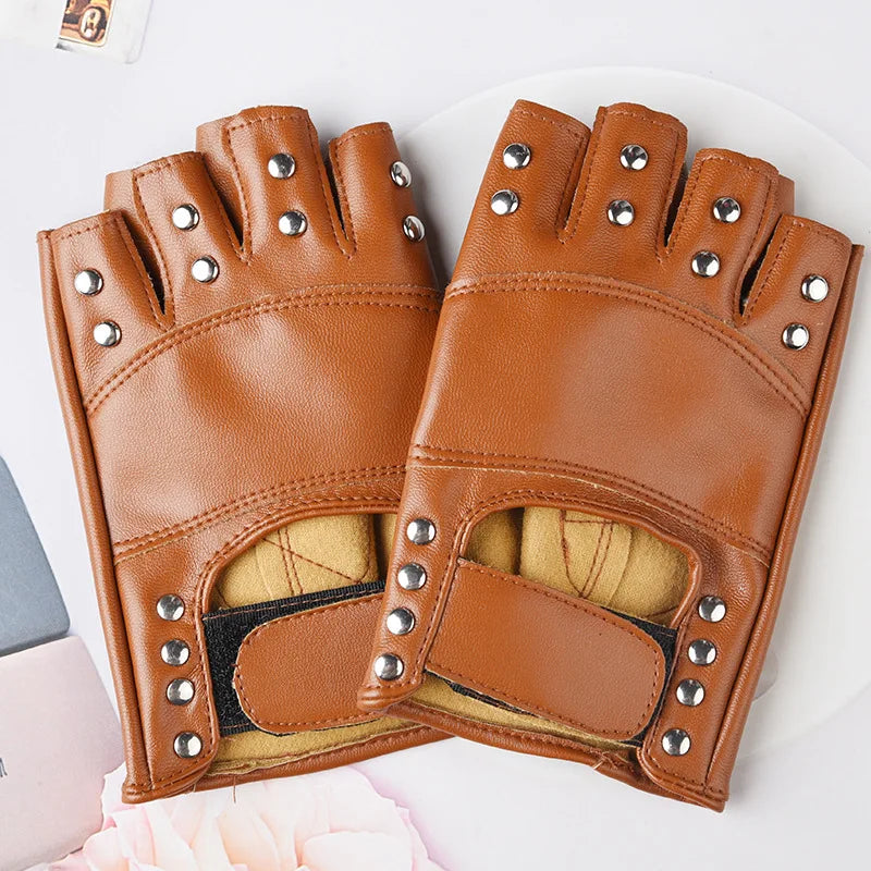 Ein Paar brauner, genieteter Leder-Performance-Handschuhe auf einer weißen Platte.