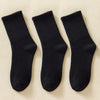 Trois paires de chaussettes en coton mélangé noires pour sport et usage quotidien.