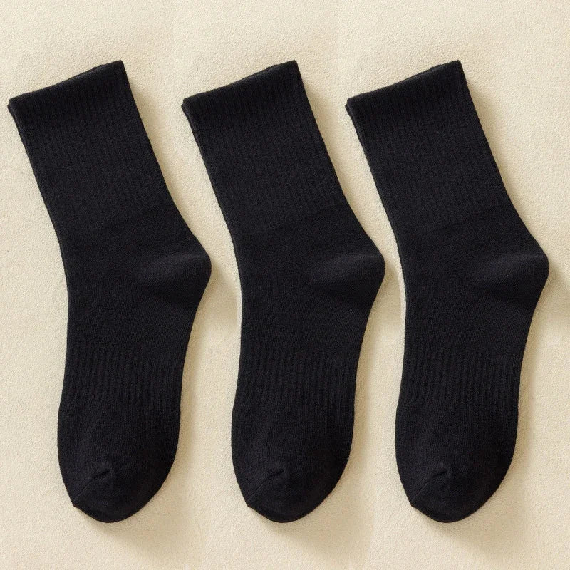 Trois paires de chaussettes en coton mélangé noires pour sport et usage quotidien.