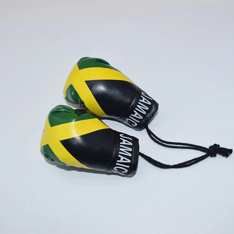 Mini PU-Leder-Boxhandschuh-Anhänger mit gelb-grünen Streifen auf schwarzem Hintergrund.