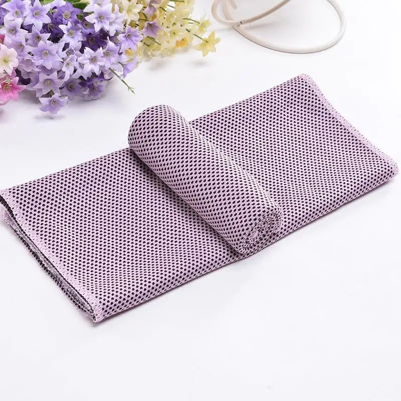 Serviette ronde violette roulée à côté d'une serviette plate violette sur fond blanc.