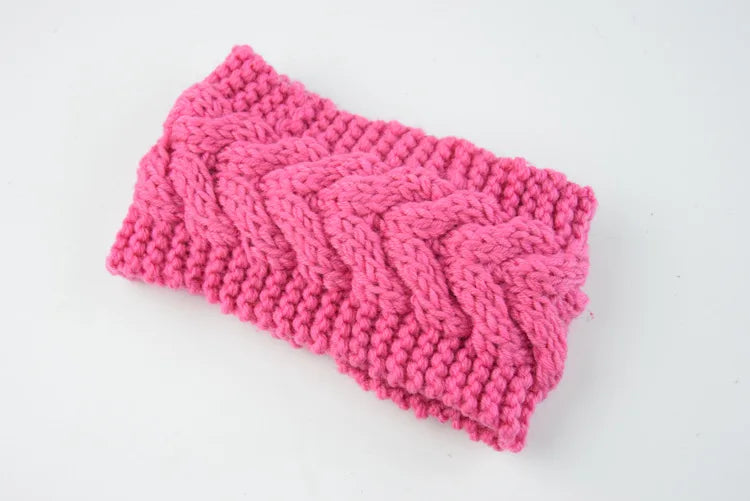 Diadema de punto rosa con patrón acanalado para cabello y tocado de invierno.