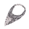Pañuelo triangular boho paisley blanco y negro, doblado para mostrar el patrón.