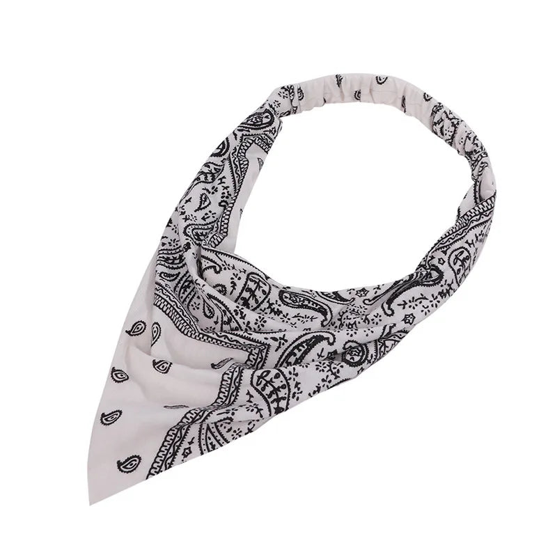Pañuelo triangular boho paisley blanco y negro, doblado para mostrar el patrón.