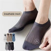 Une paire de chaussettes en maille grises foncées portées sur un pied, avec plusieurs options de couleurs affichées à proximi