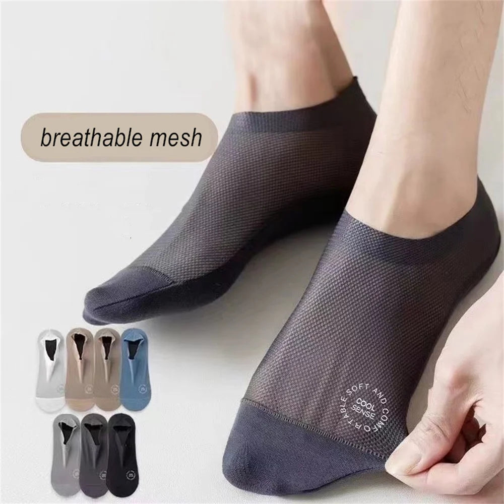 Une paire de chaussettes en maille grises foncées portées sur un pied, avec plusieurs options de couleurs affichées à proximi