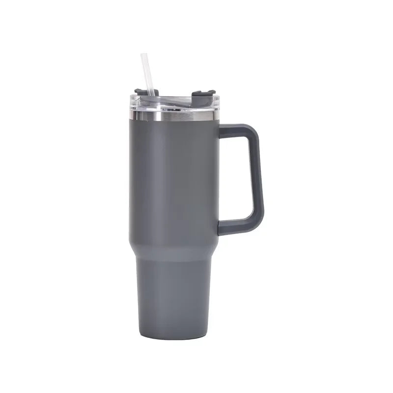 Tasse isotherme en acier inoxydable gris avec couvercle et paille.