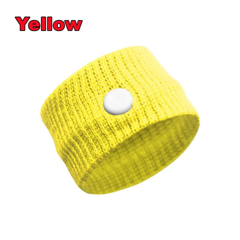 Pulsera amarilla antiemesis enrollada para comodidad durante viajes