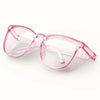 Ein Paar durchsichtige rosa Schutzbrille gegen Nebel, von der Seite betrachtet.